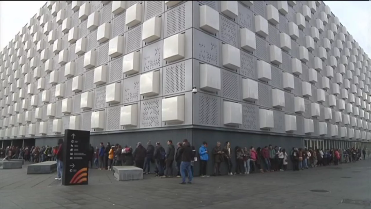 1.000 sarrera jarri dituzte salgai. ETBren bideo batetik ateratako irudia.