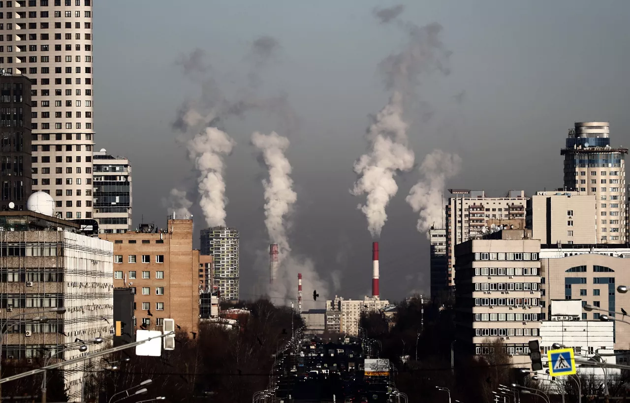 Grandes columnas de humo de las chimeneas de una central térmica en Moscú (Rusia). Foto: EFE
