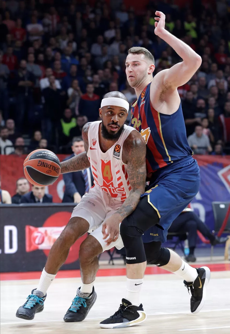 Nik Stauskas Lorenzo Brown defendatzen