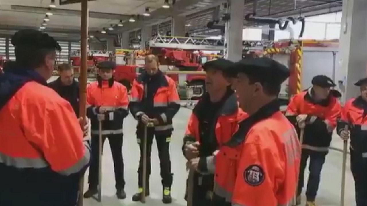 Bilbo Suhiltzaileak kantuan. @BomberosBilbao-ren bideo batetik ateratako irudia.