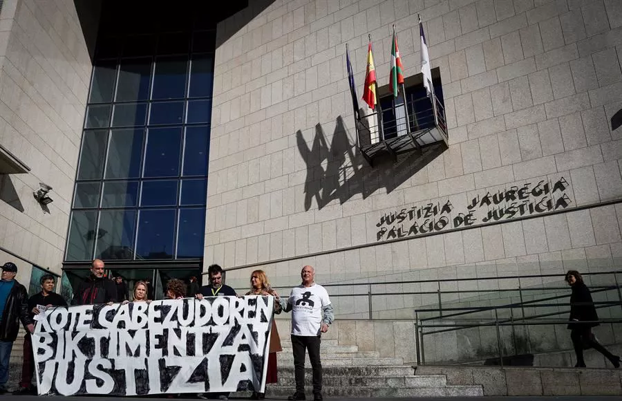 Kote Cabezudoren biktimen bilkura Gipuzkoako Justizia Jauregiaren aurrean