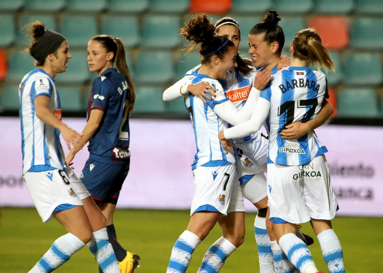Realeko jokalariak Leire Bañosen gola ospatzen. Argazkia: EFE