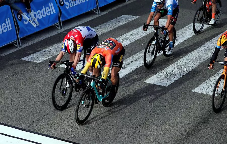 Imagen del apretado esprint entre Dylan Groenewegen y Fabio Jakobsen