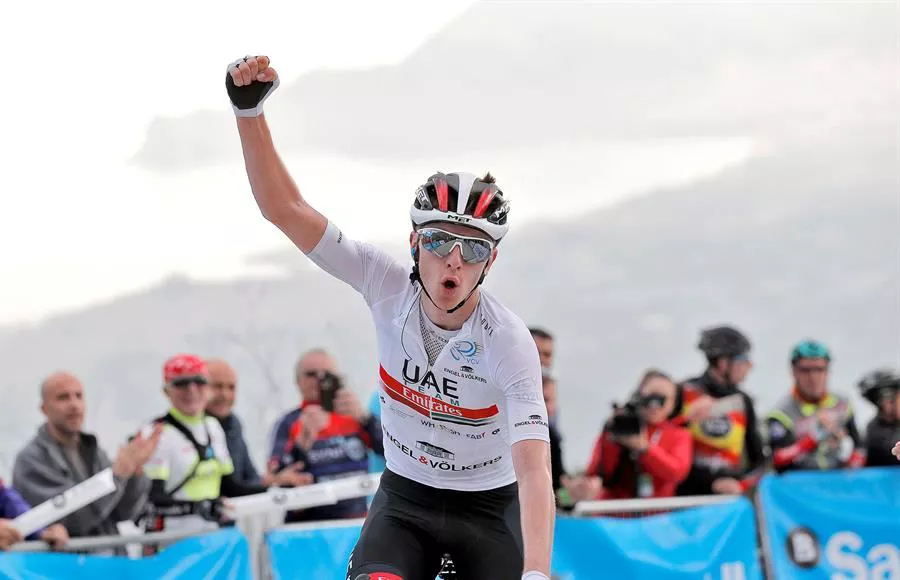 Pogacar, nuevo líder de la carrera, entrando en meta