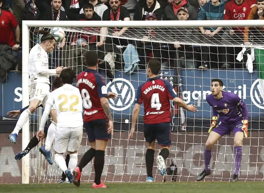Gareth Bale remata un balón de cabeza ante varios jugadores de Osasuna