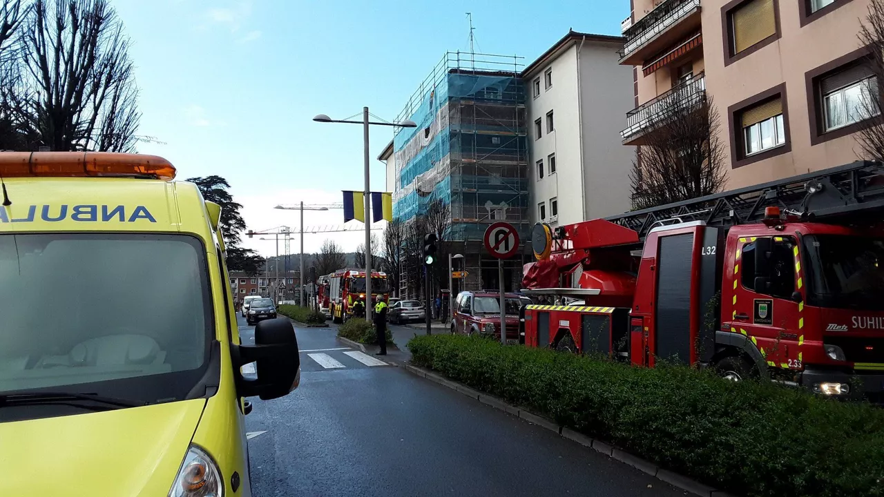 Sua 10:15ean piztu da, Gipuzkoa hiribideko etxebizitza batean.