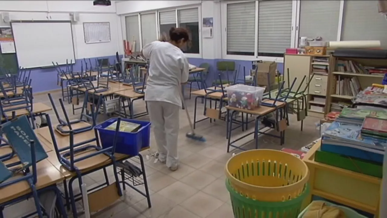 Una mujer trabaja en la limpieza.