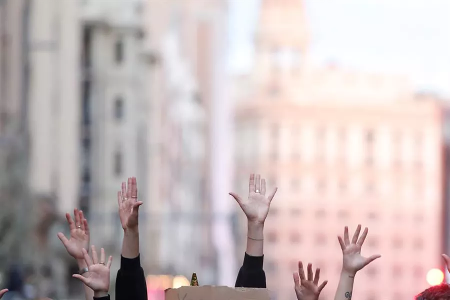 Manos alzadas en una manifestación del 8 de marzo