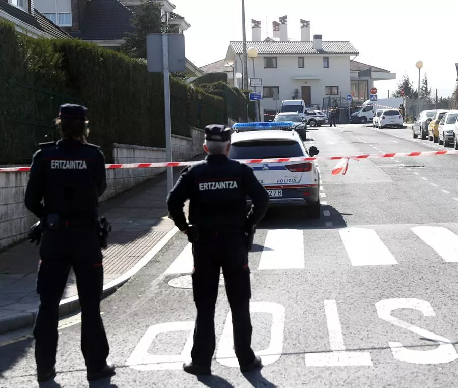 Dos ertzainas en las inmediaciones de la vivienda donde ocurrió el doble crimen. Foto de archivo EFE
