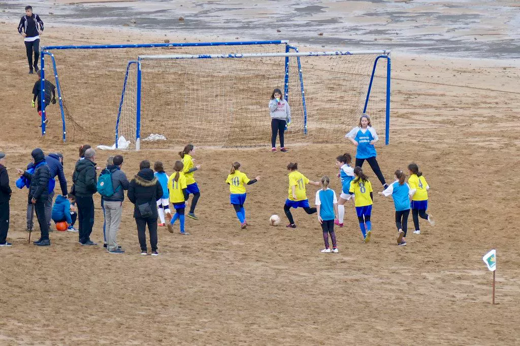 Varias niñas juegan al fútbol en Zarautz.