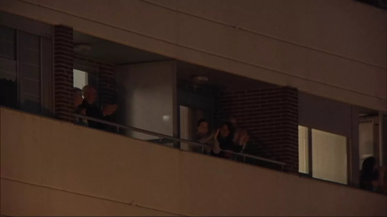 Aplausos desde balcones, en marzo de 2020. Captura de imagen de un vídeo de EITB Media.