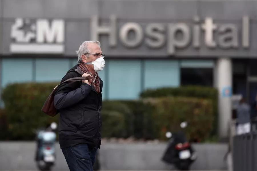 Hombre junto al Hospial de La Paz de Madrid. Foto: EFE