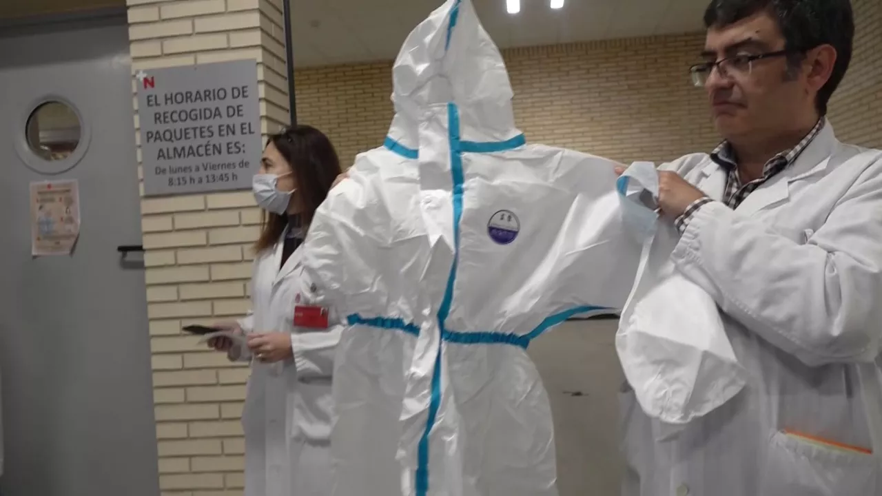 Trabajador sanitario del Hospital de Tudela, con una EPI en la mano. Foto: EITB Media