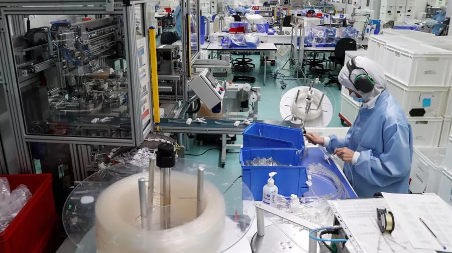 Una trabajador en una empresa de mascarillas