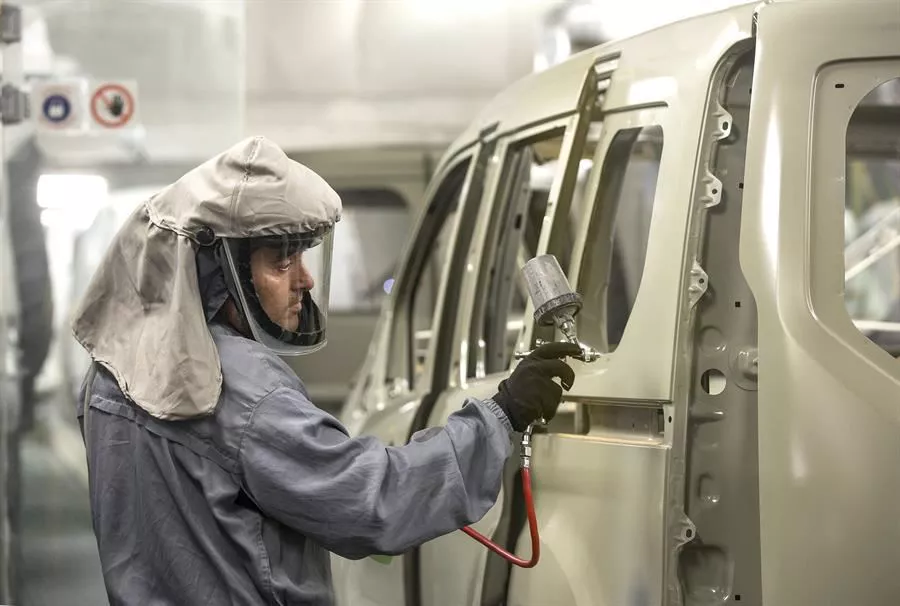 Una persona trabajando en una planta de producción de vehículos. Foto de archivo: EFE