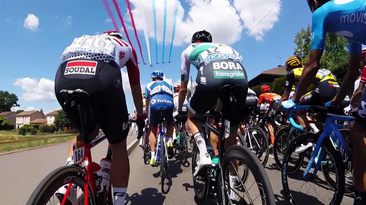 Txirrindulariak Frantziako Tourra lehiatzen