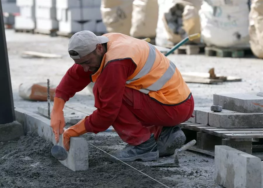 Un trabajador en una obra en Bilbao. Foto de archivo: EFE