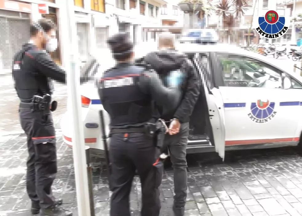 El momento de la detención del acusado de matar a cuchilladas a un hombre en el barrio de Gros