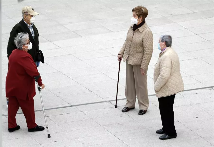 Un grupo de personas mayores en una calle de Bilbao. Foto de archivo: EFE