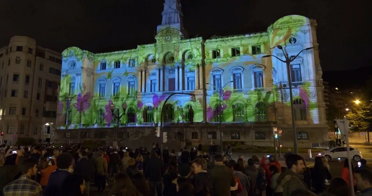 El Ayuntamiento de Bilbao, iluminado durante la Noche Blanca 2019. Foto: Bilboko Udala.