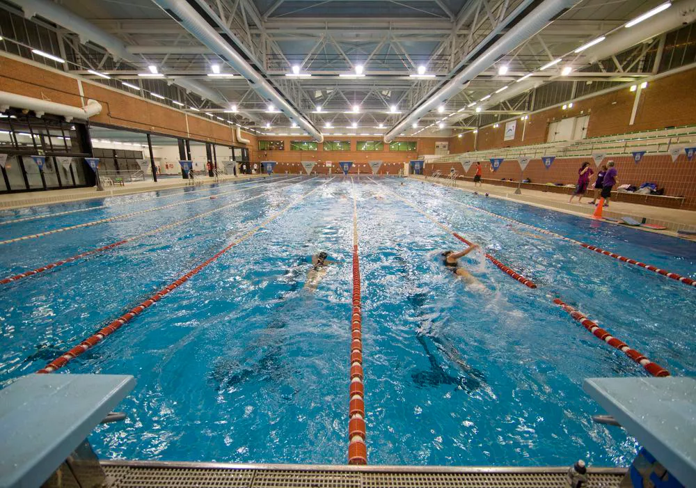  Polideportivo Municipal Piscinas Paco Yoldi.  
Piscina cubierta (50X21)
Piscina cubierta (25X12)
Piscina descubierta de chapoteo (4X4)
3 salas para usos multiples (120m2)
1 gimnasio de musculación (180m2)
1 gimnasio cardiovascular (180m2)
Pista polideportiva 50X30 (3 módulos)
Frontón corto 36X18 (posibilidad fútbol sala)
Frontón largo 55X18
Donostia, 13 de enero de 2010
© Karlos Corbella  -argazkilaria-