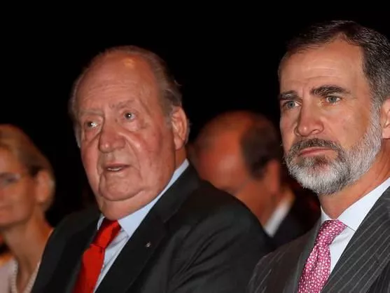 El rey emérito Juan Carlos I junto a su hijo Felipe VI, rey de España. Foto de archivo: EFE