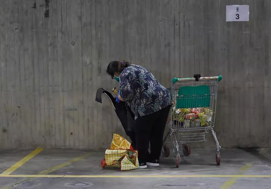 La pandemia ha enriquecido a los ricos, mientras un millón de personas han caído en la pobreza. EFE