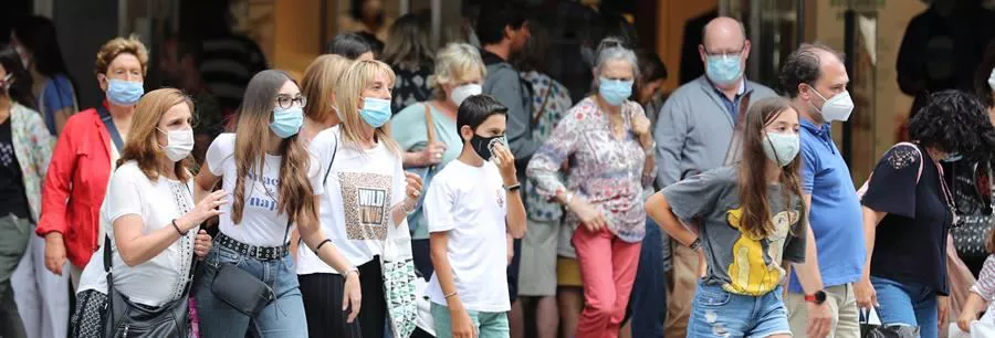 Hainbat lagun musukoa jantzita kalean.