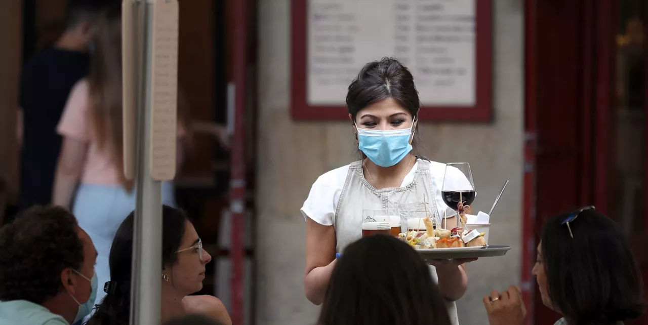 Una camarera en servicio