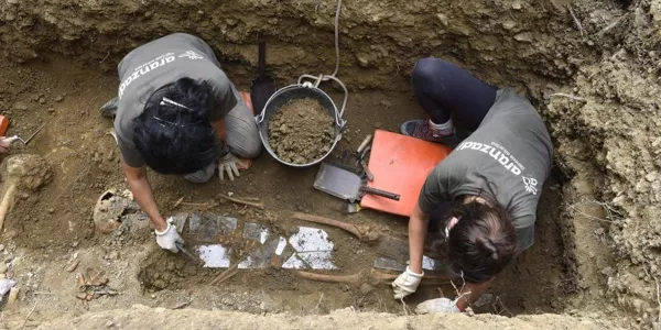 Aurkitutako hezurrak. Argazkia: Aranzadi