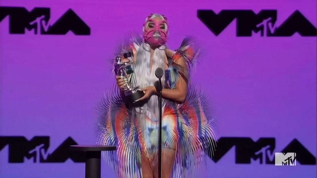 Lady Gaga sarietako bat jasotzen. Agentzietako bideo batetik ateratako irudia.