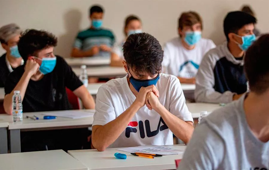 Un grupo de universitarios con mascarilla. Foto: EFE