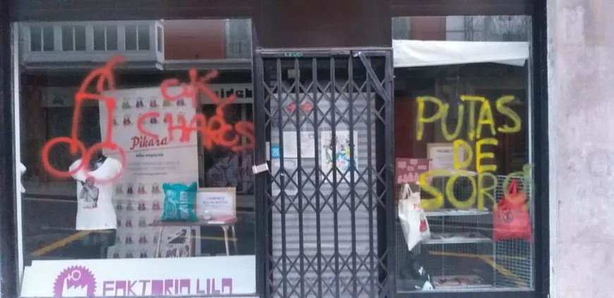 Realizan nuevas pintadas contra 'Pikara Magazine'