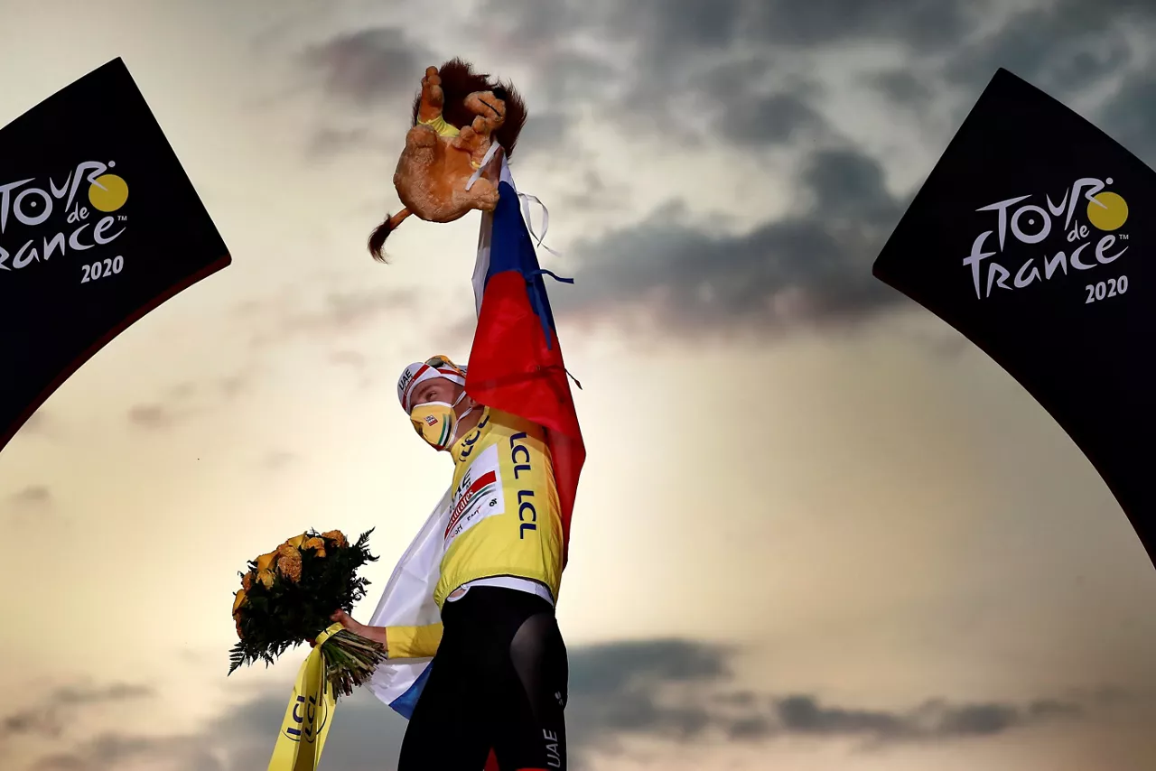 Tadej Pogacar, en el pódium final de París.