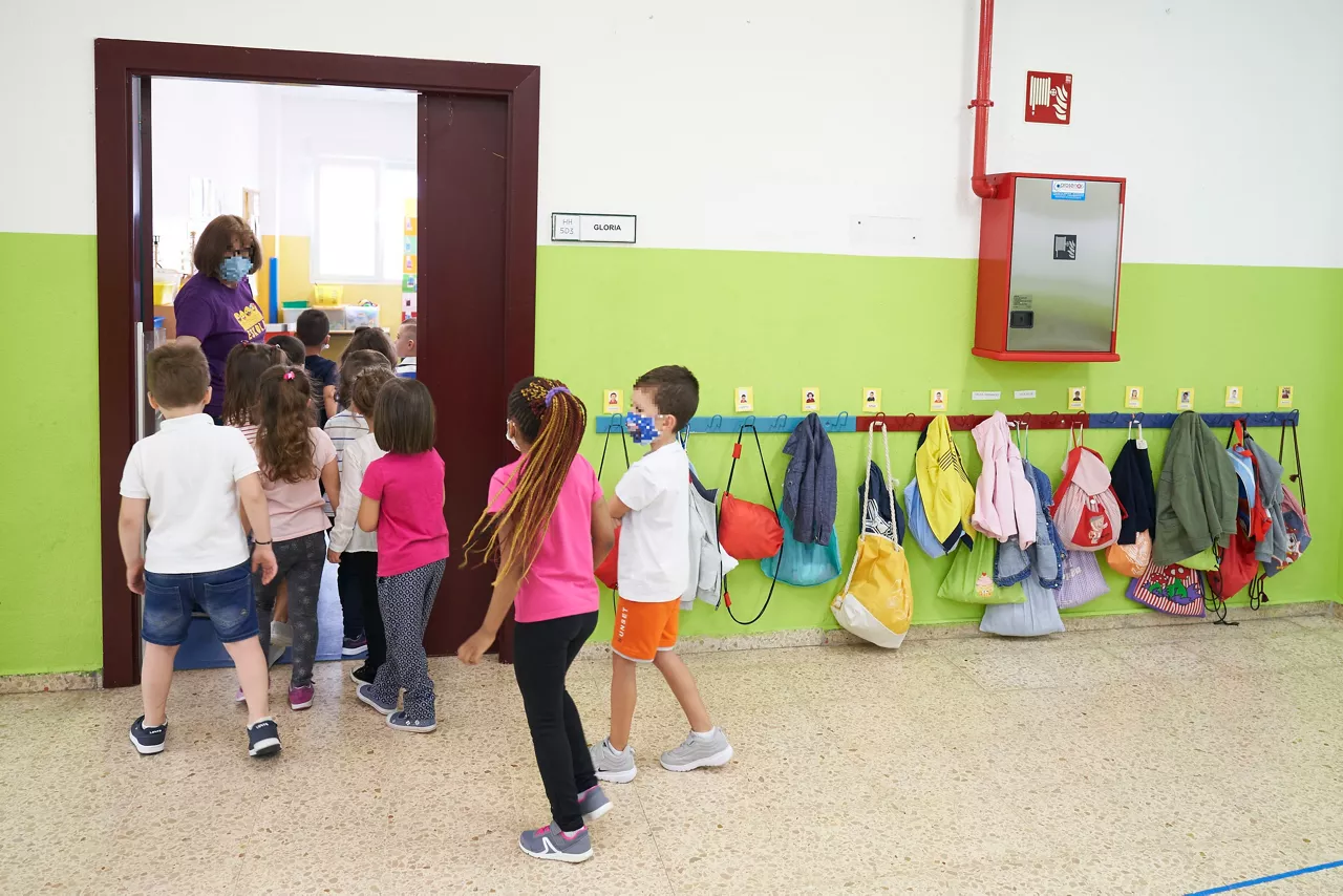 Ikasleak ikasgelara sartzen Irekiaren artxiboko irudi batean.