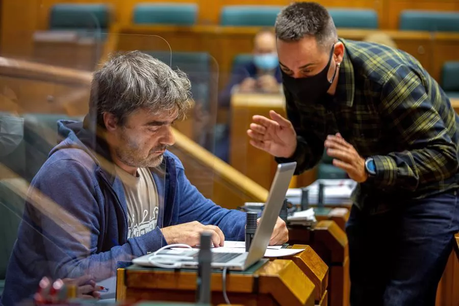 Mikel Otero e Iker Casanova, parlamentarios de EH Bildu, en una imagen de archivo. Foto: EFE