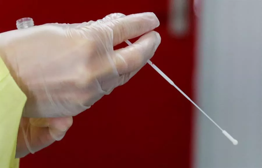 Personal sanitario realizando una prueba para detectar la covid-19