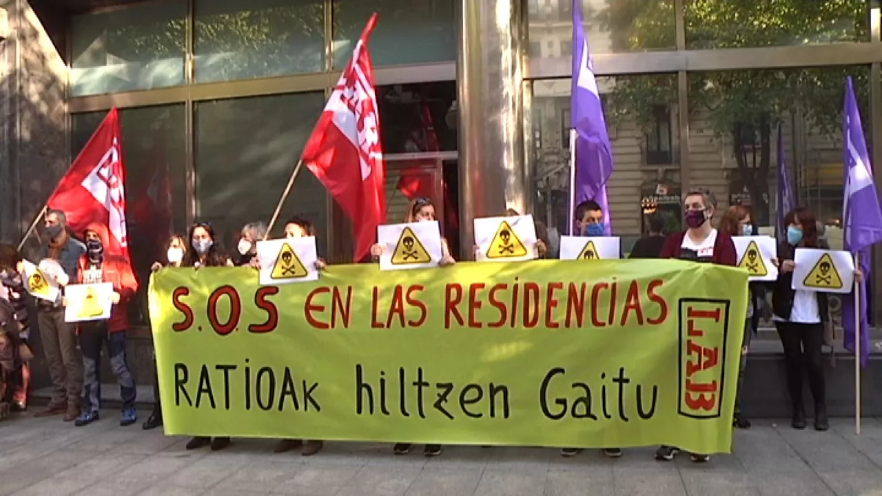 Protesta de LAB por la situación en las residencias. Foto: EiTB