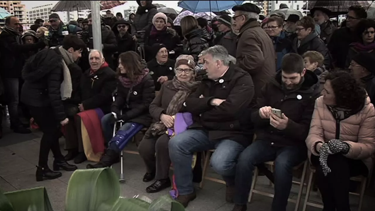 Josefina Lamberto, en el centro, junto al exalcalde de Pamplona, Joseba Asiron