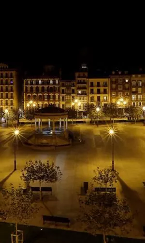 La plaza del Castillo de Pamplona vacía durante el toque de queda. Foto de archivo: EFE