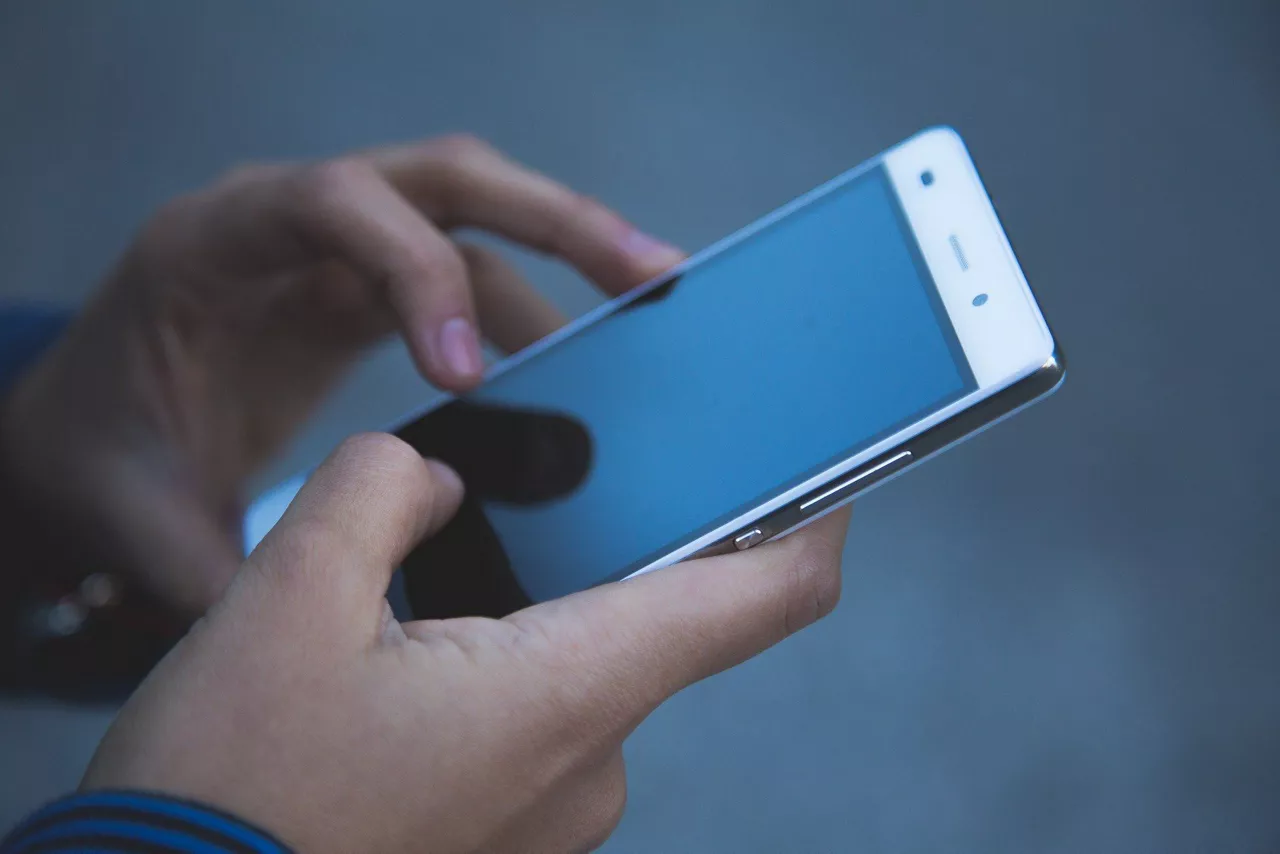 MOVIL MANO TECNOLOGIA
