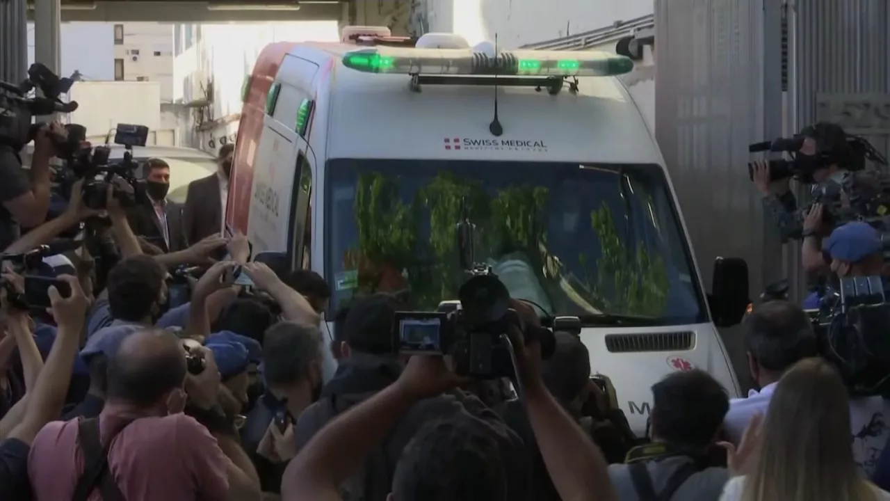 20201112143924_maradona-hospital_