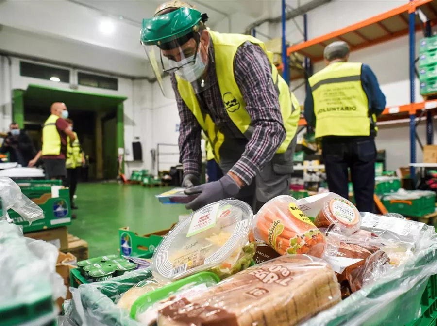 Bizkaiko Elikagaien Bankuko boluntarioak. Artxiboko argazkia: EFE