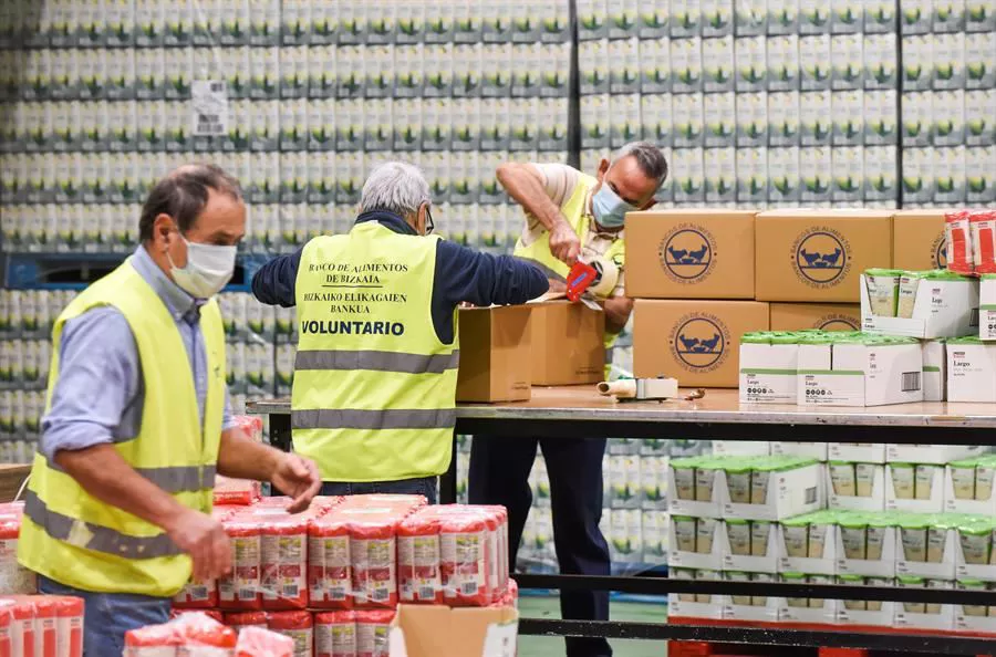 Voluntarios trabajando en el almacen del Banco de Alimentos de Bizkaia