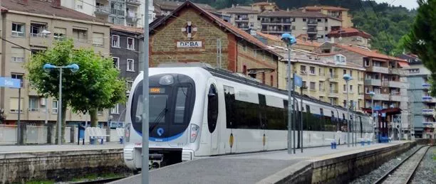 Un tren de Euskotren, en la estación de Deba (Gipuzkoa).