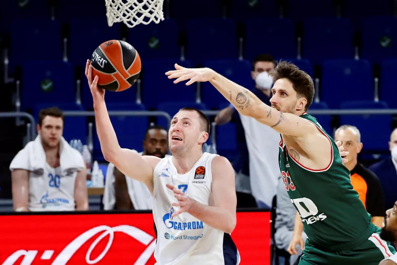 Achille Polonara trata de defender la bandeja de Vitaly Fridzon.