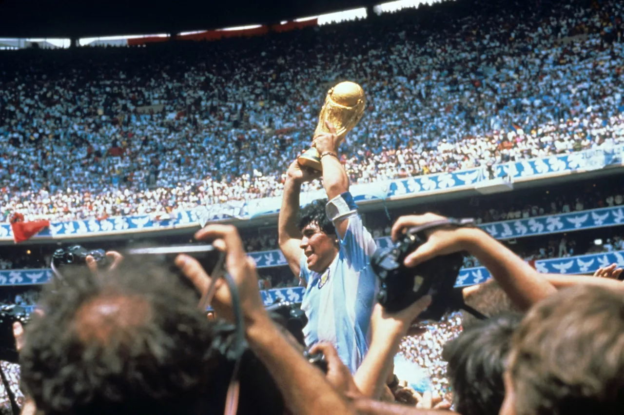 Diego Maradona con la Copa del Mundo tras derrotar la selección argentina a Alemania