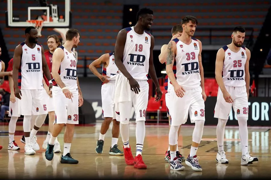 Jugadores del Baskonia tras ganar el partido