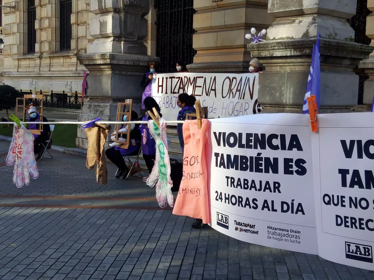 Bizkaiko Foru Aldundiaren aurrean egin dute protesta.