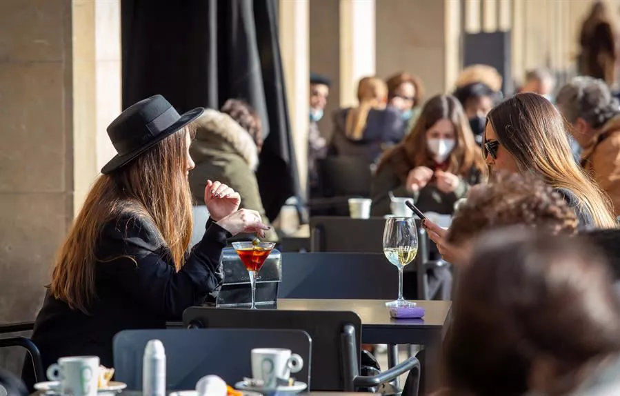 Terrazas bares, cafeterías y restaurantes.  Taberna, kafetegi eta jatetxeetako terrazak